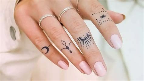 tatuajes para dedos mujer|tatuajes manos tocandose.